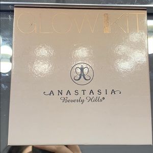 Anastasia Beverly Hills glow kit